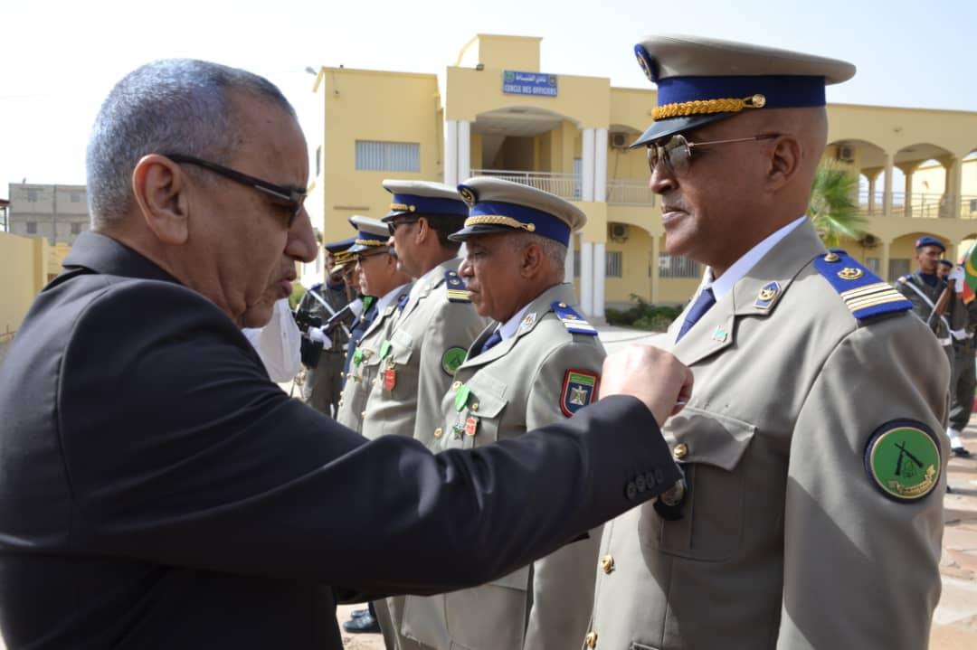 صورة أثناء توشيح المقدم يحيى سيدات الشيخ المصطف بمناسبة الذكرى الـ 62 لعيد الاستقلال الوطني