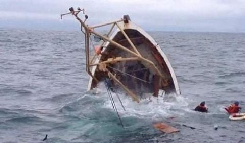 وفاة بحار ونجاة اثنين من حادث اصطدام زورق بباخرة