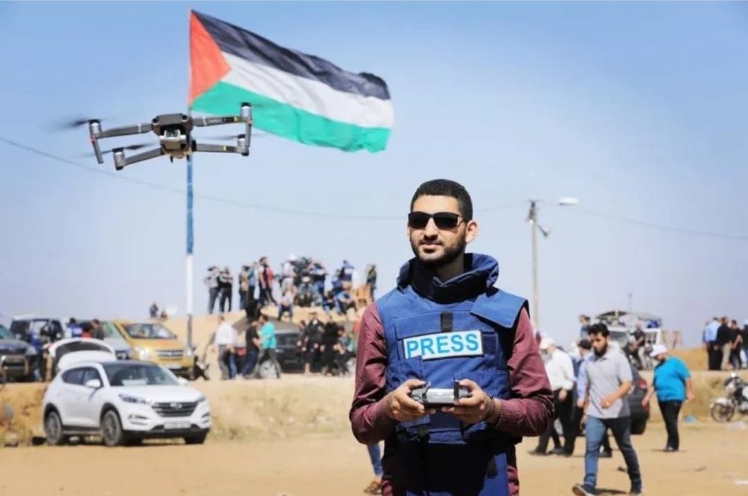 المصور الصحفي الفلسطيني رشدي السراج استشهد أمس الاثنين في قصف إسرائيلي على منزله في قطاع غزة (مواقع التواصل الاجتماعي)