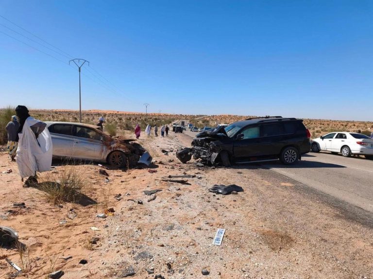 وفاة شخصين وإصابة ثلاثة في تصادم بين سيارة وشاحنة