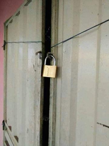 صورة تداولها مدونون على الفيسبوك لأحد المتاجر المستهدفة